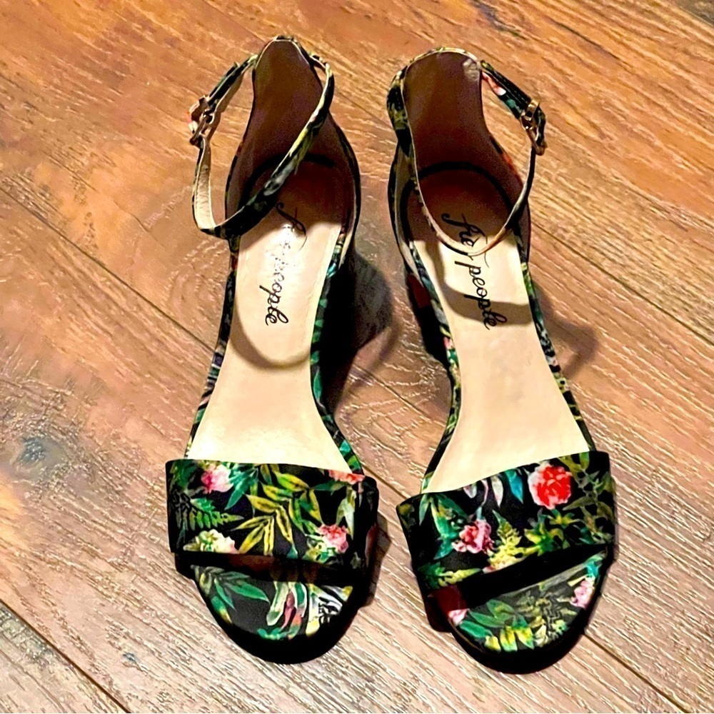 FREE PEOPLE green floral pattern block heel sandals. Size 37.